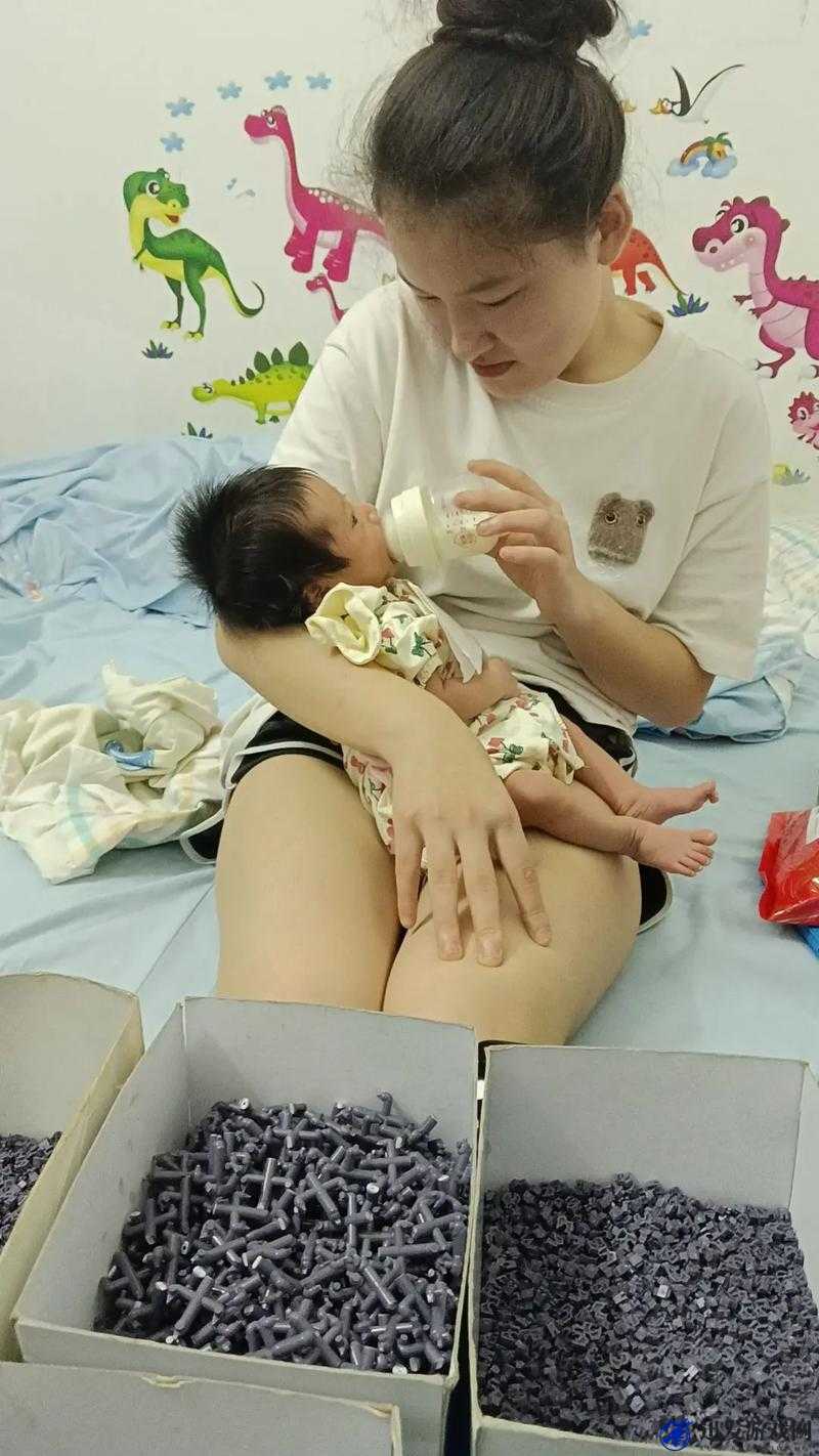 小孩喂姐姐吃困吧：温馨有爱互动瞬间