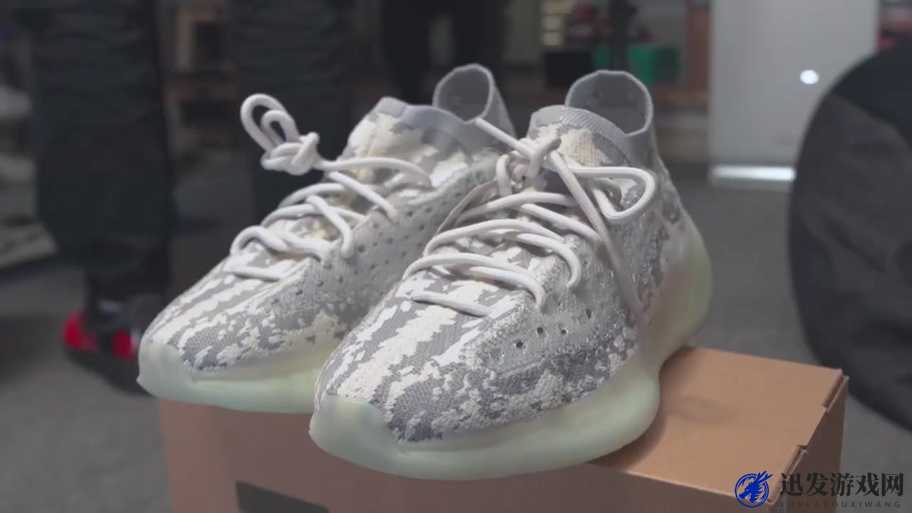 YEEZY380 蜜桃粉遇上纯白色：时尚碰撞的魅力盛宴